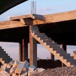 What is the cause of the failure of this staircase?