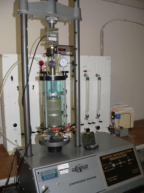 Triaxial testing machine is used for measuring the shear strength of soils