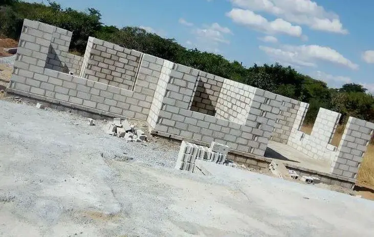 Bungalow at lintel level