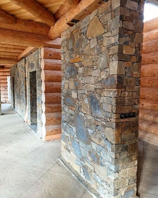 Natural stone masonry wall