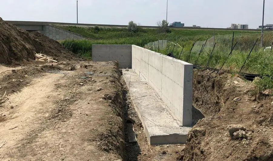 Construction of a reinforced concrete retaining wall