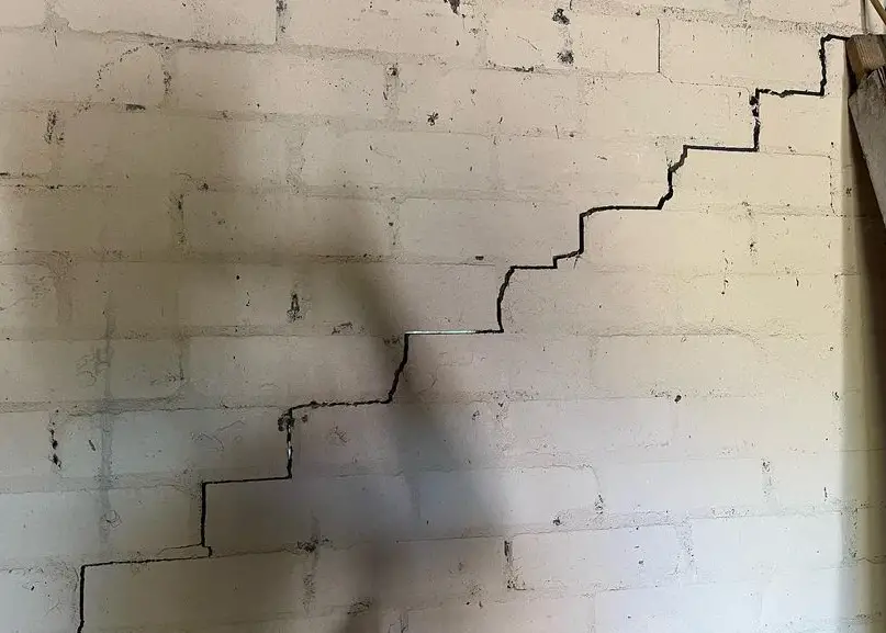 diagonal/stepped cracks on a wall