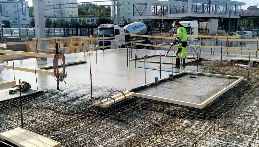 POURING CONCRETE OVERLAY ON FILIGREE SLAB